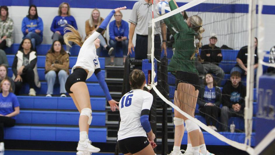 Marian women’s volleyball finishes regular season at Pumpkin Bash