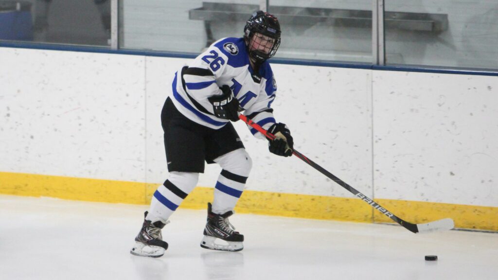 A female hockey player