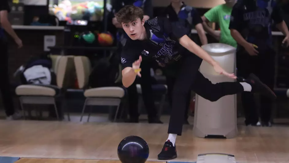 A man bowling for his college team