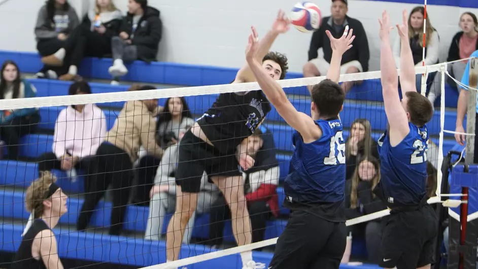 Marian men’s volleyball defeats Adrian to stay perfect