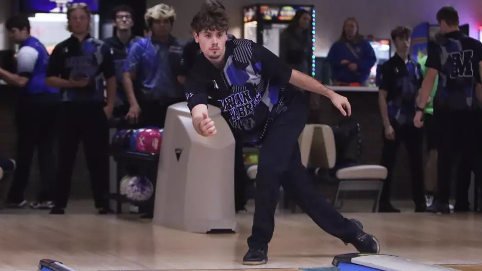 Men bowling for the college team