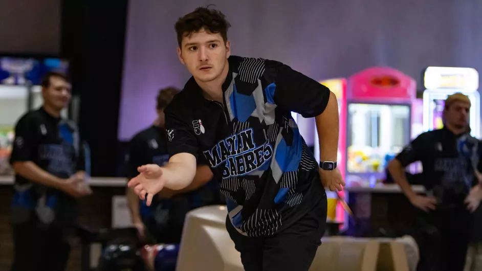 Men bowling for the college team