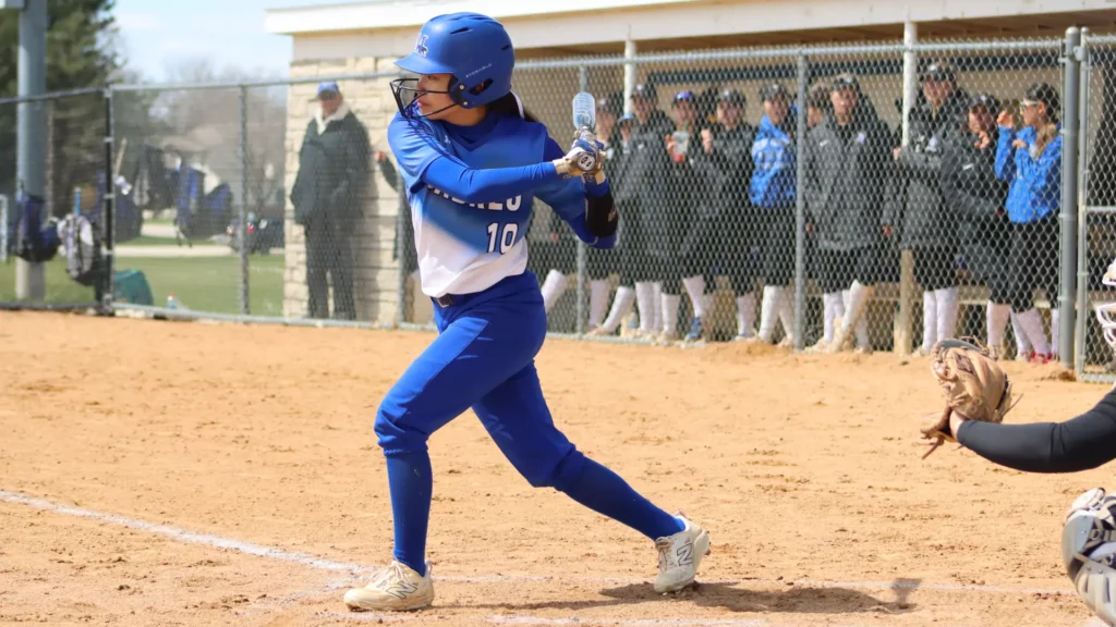 women playing softabll