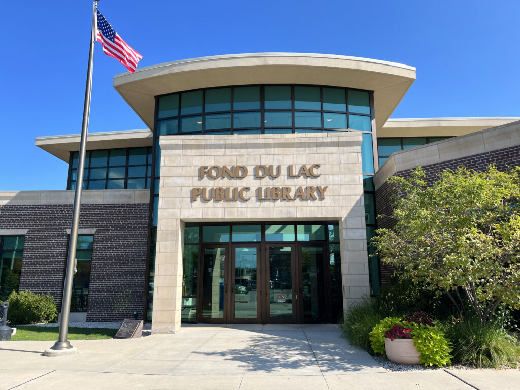 Fond du Lac library outside